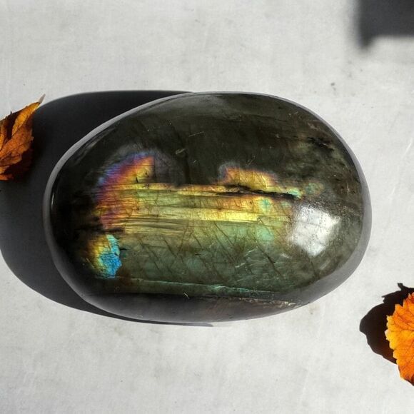 Labradorite Crystal Round Palmstone (5) - Picture 1 of 9